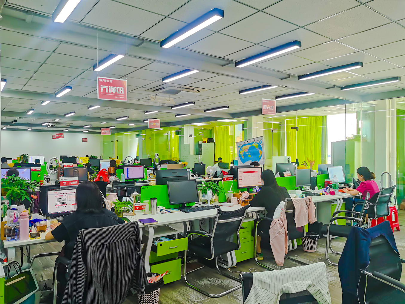 快三导师带计划赚钱办公区域一角